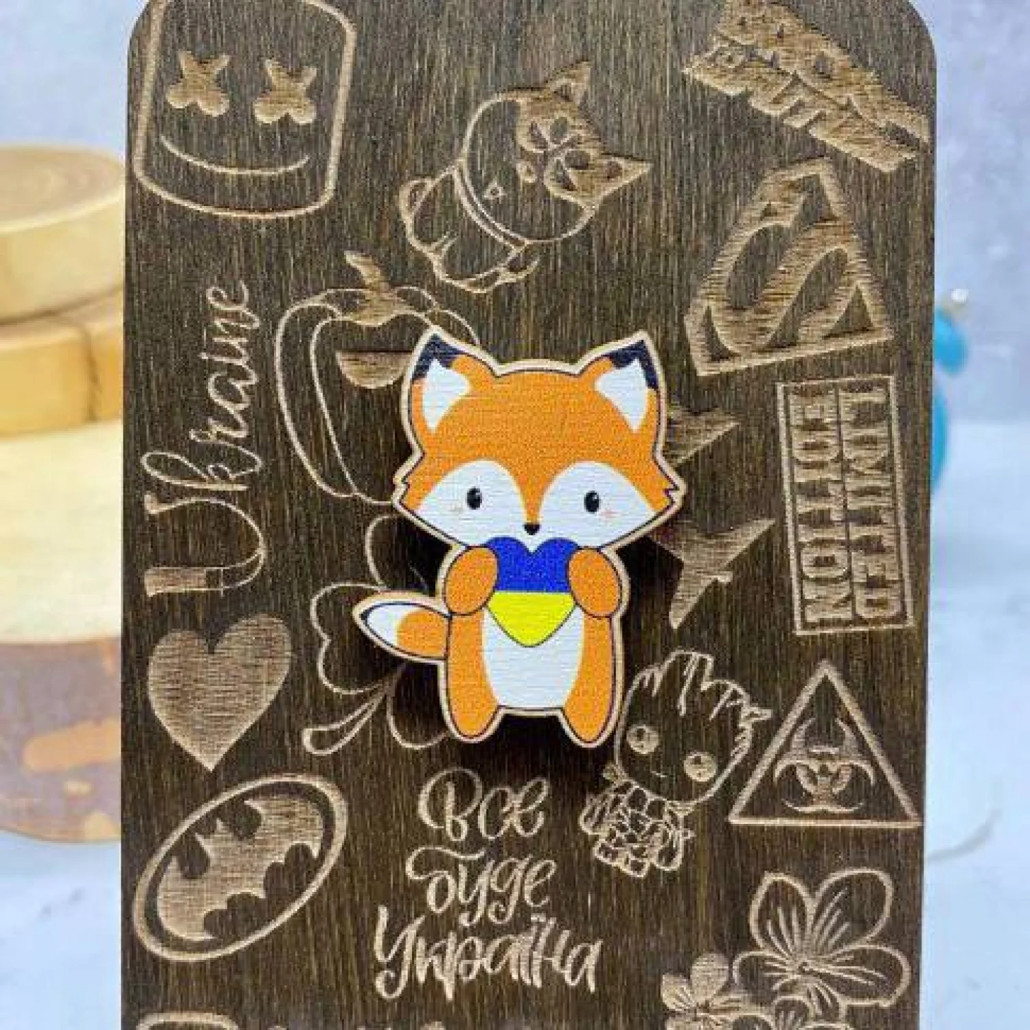 Значок Лис с патриотическим сердцем