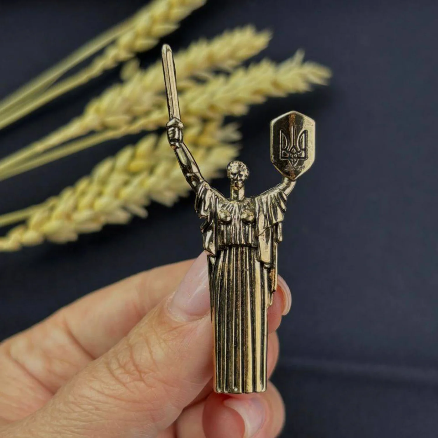 Брошь "Батькивщина-Мать" (позолота)