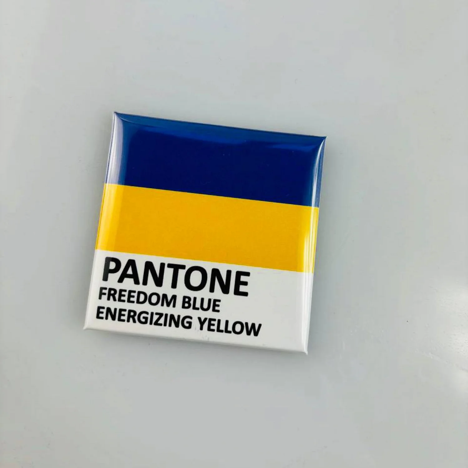 Магніт сувенірний Pantone freedom/energizing