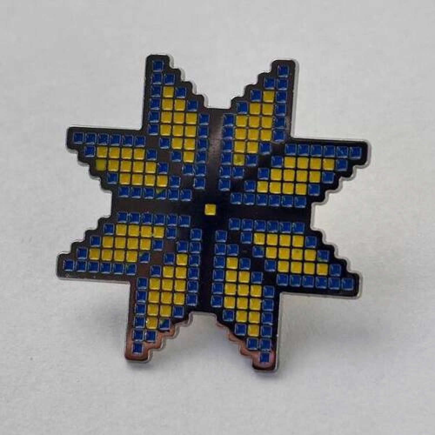 Значок Вышиванка-звезда в этно-стиле желтая