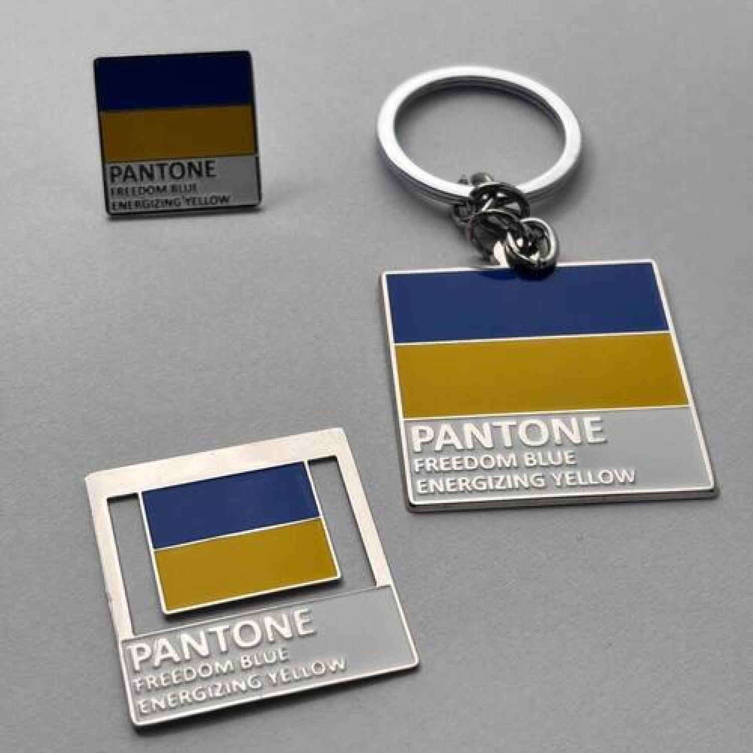 Набір значок + брелок + закладка Pantone freedom/energizing