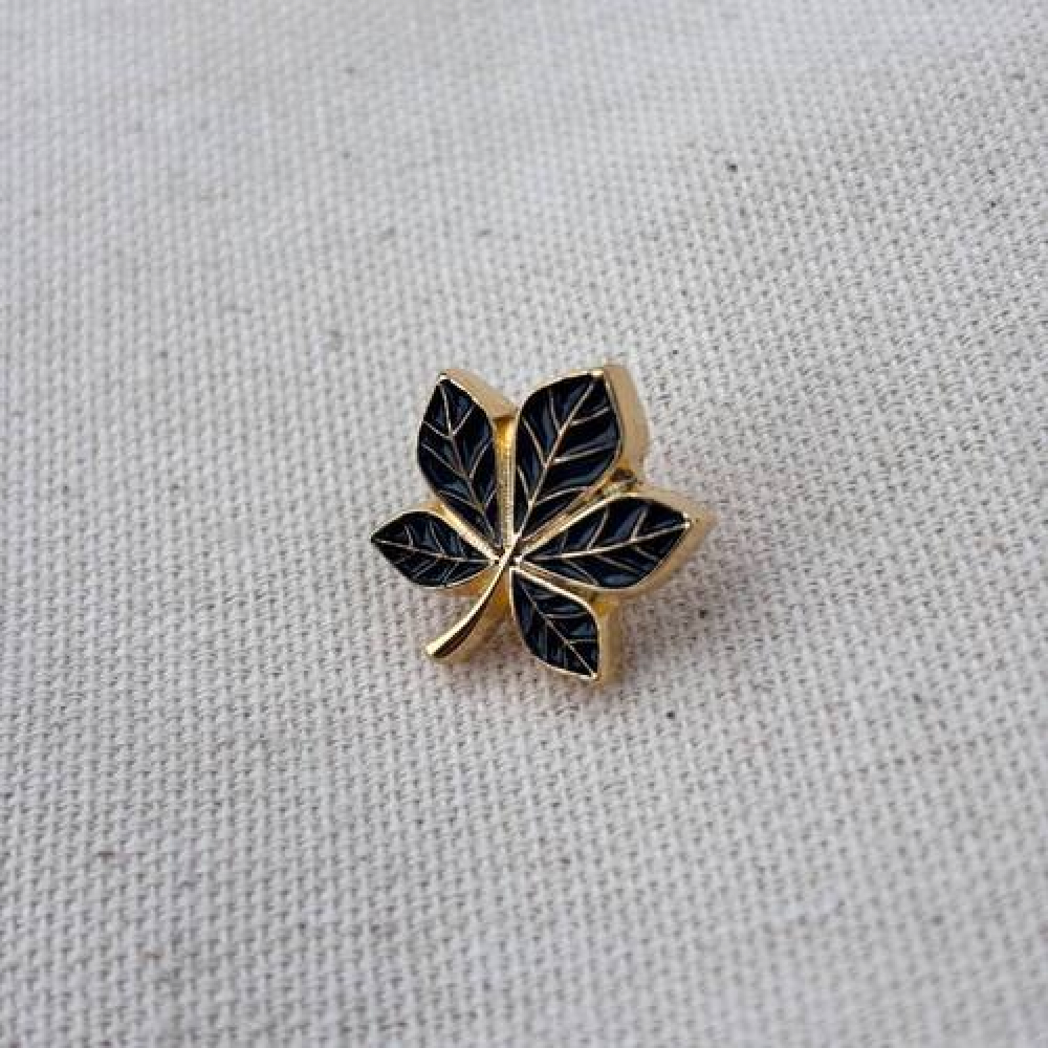 Значок Каштан чорний позолота