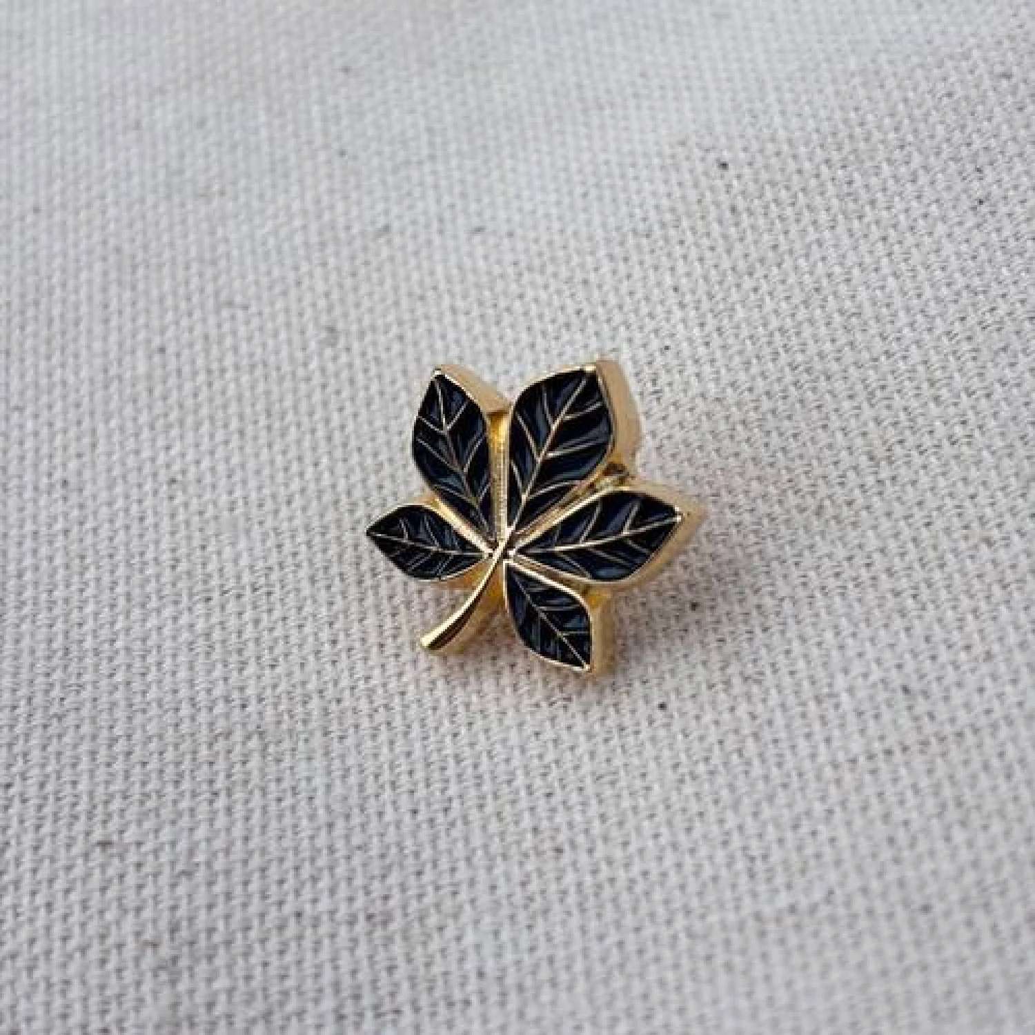 Значок Каштан черный позолота