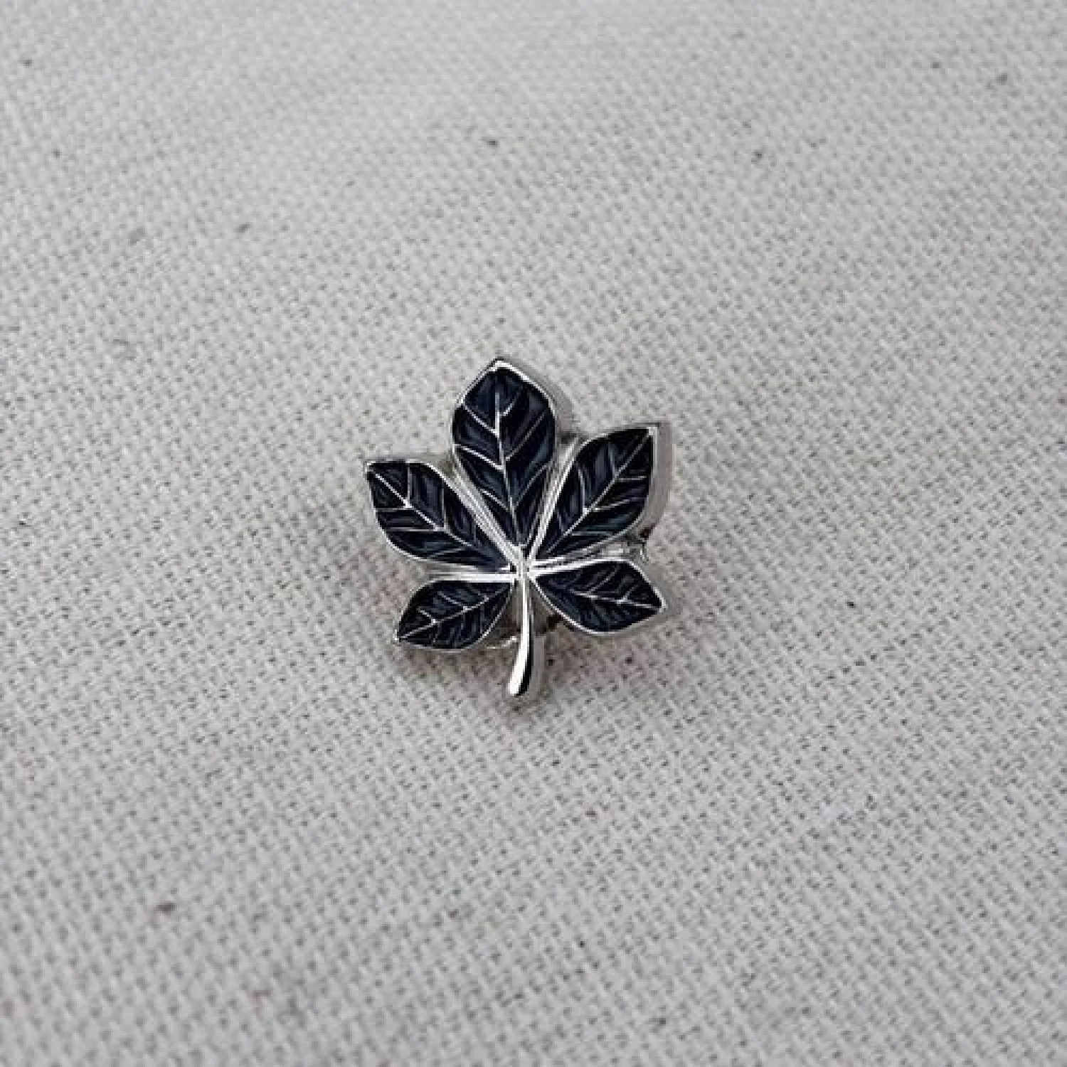 Значок Каштан черный под серебро