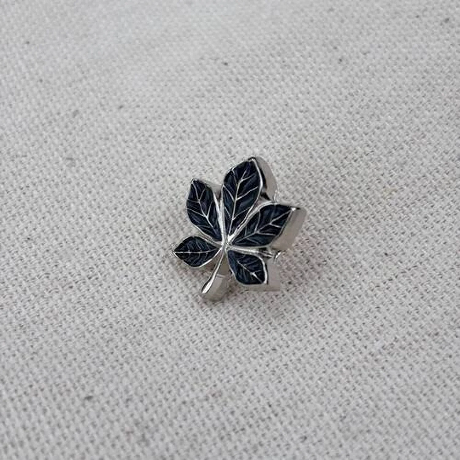 Значок Каштан черный под серебро