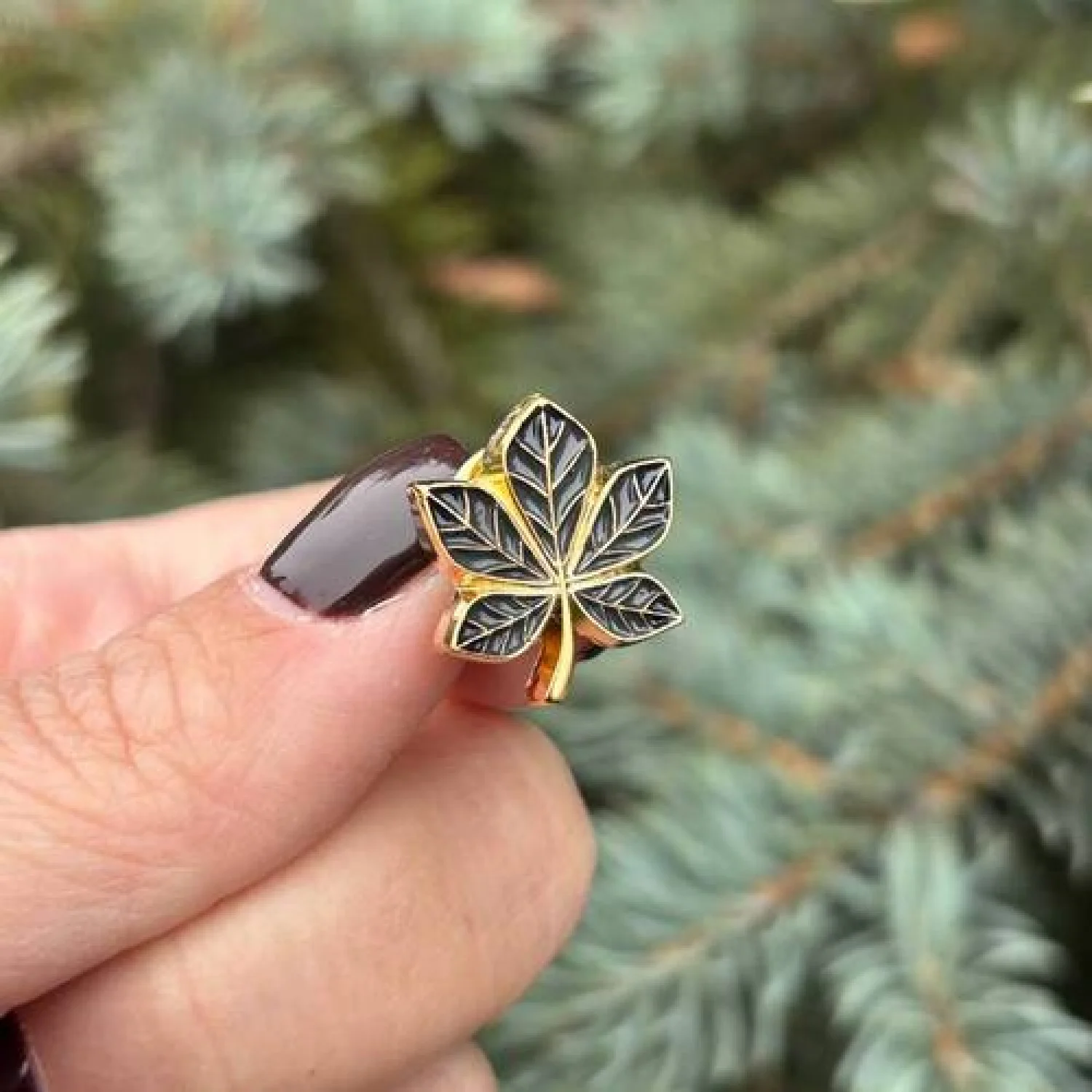 Значок Каштан черный позолота