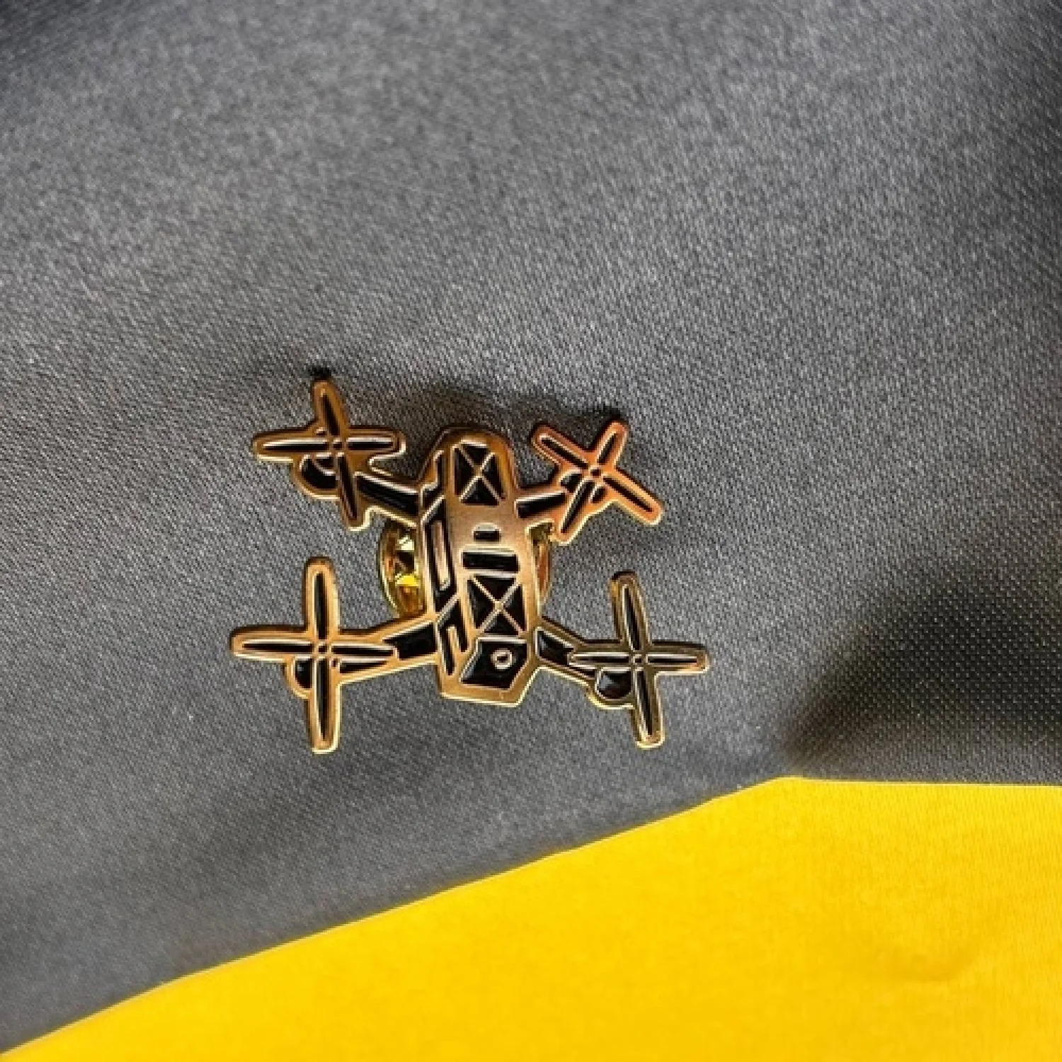 Значок Дрон позолота