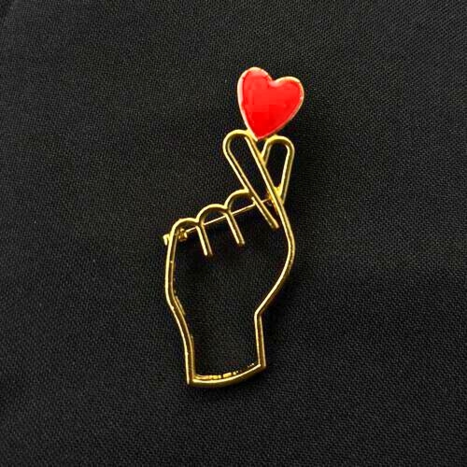 Значок Рука з серцем позолота