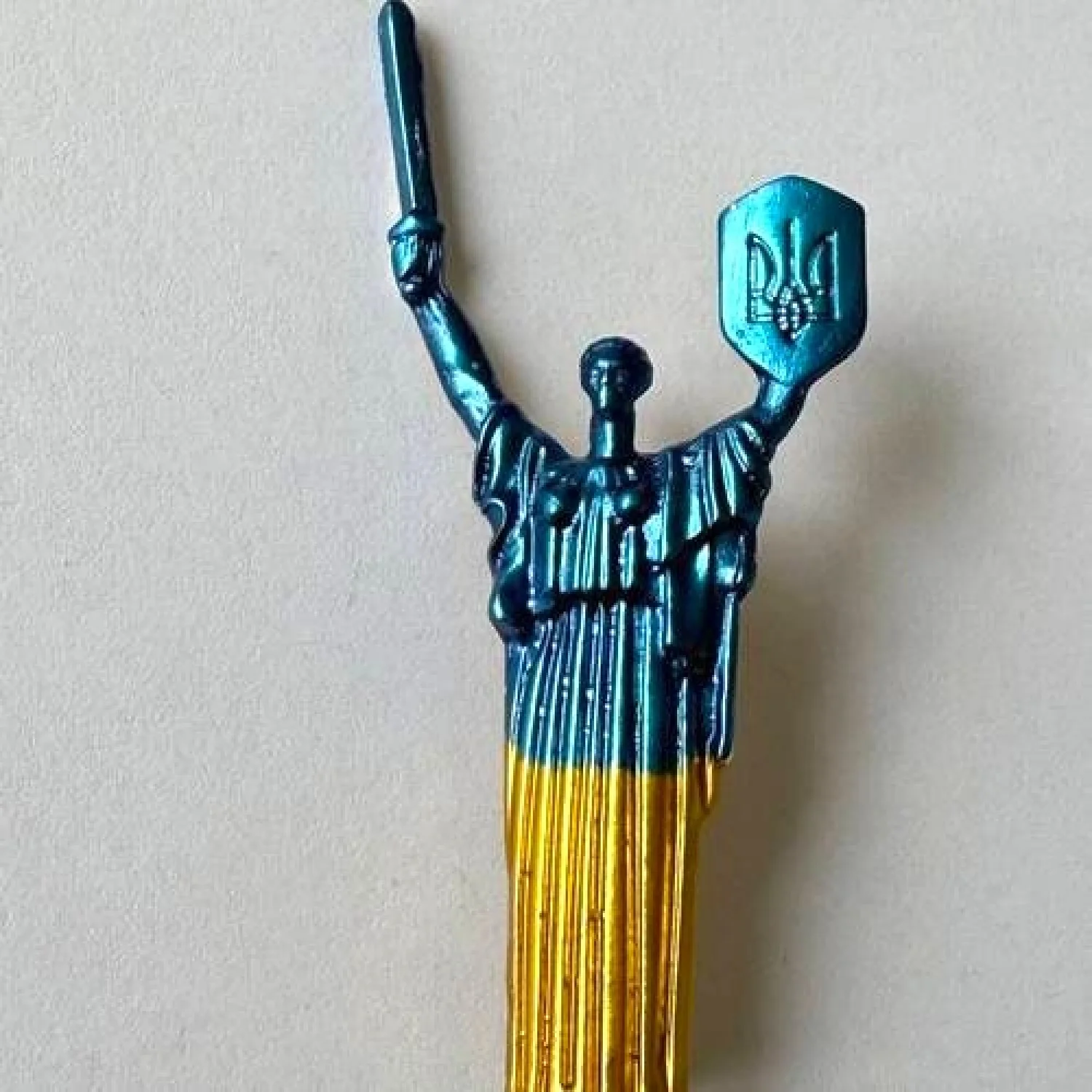 Значок Монумент Родина-Мати синьо-жевтий