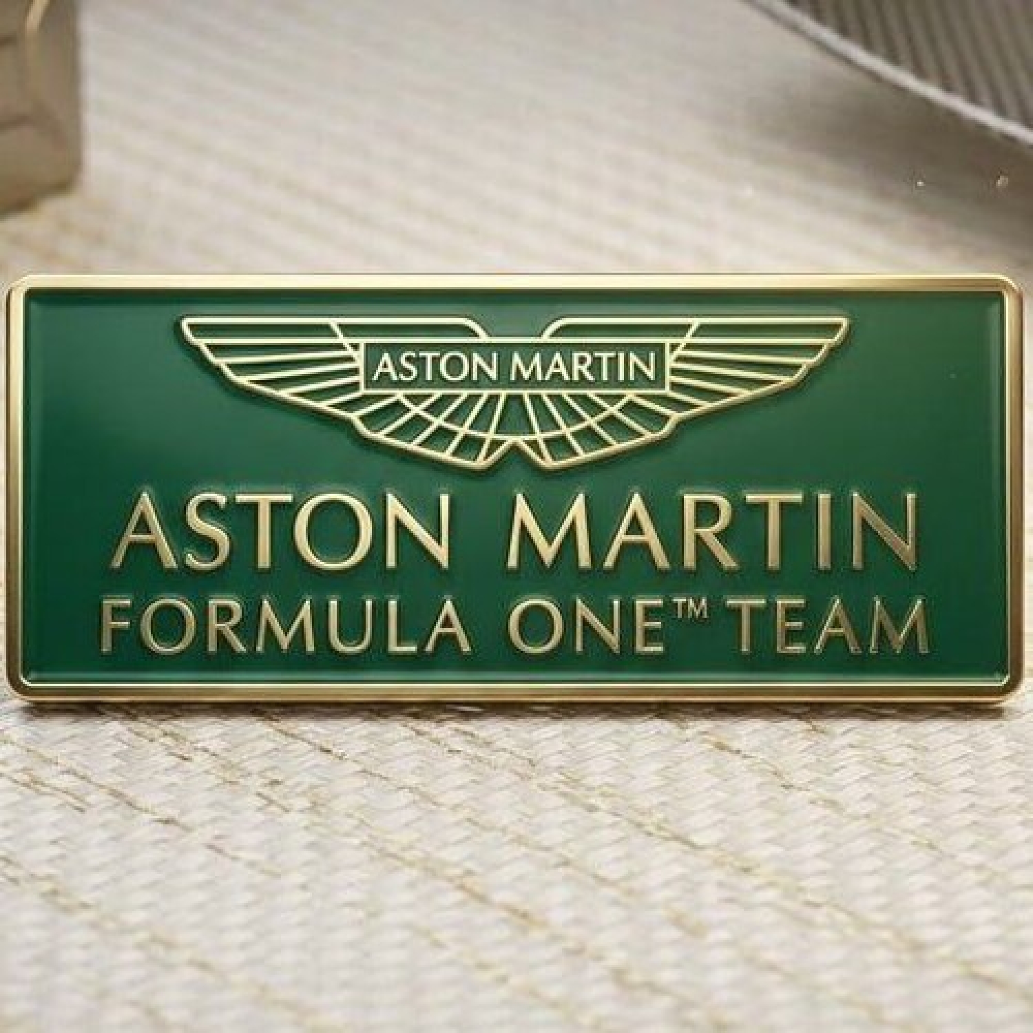 Значок Aston Martin