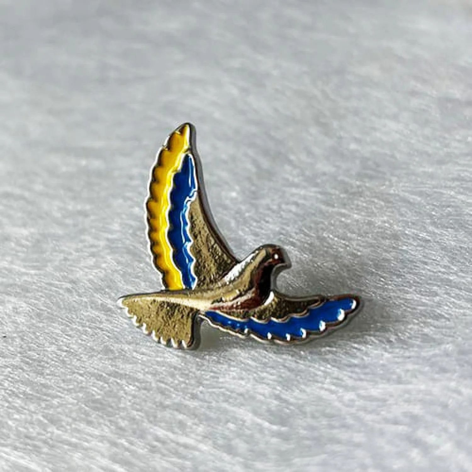 Значок голубя с серебристыми крыльями