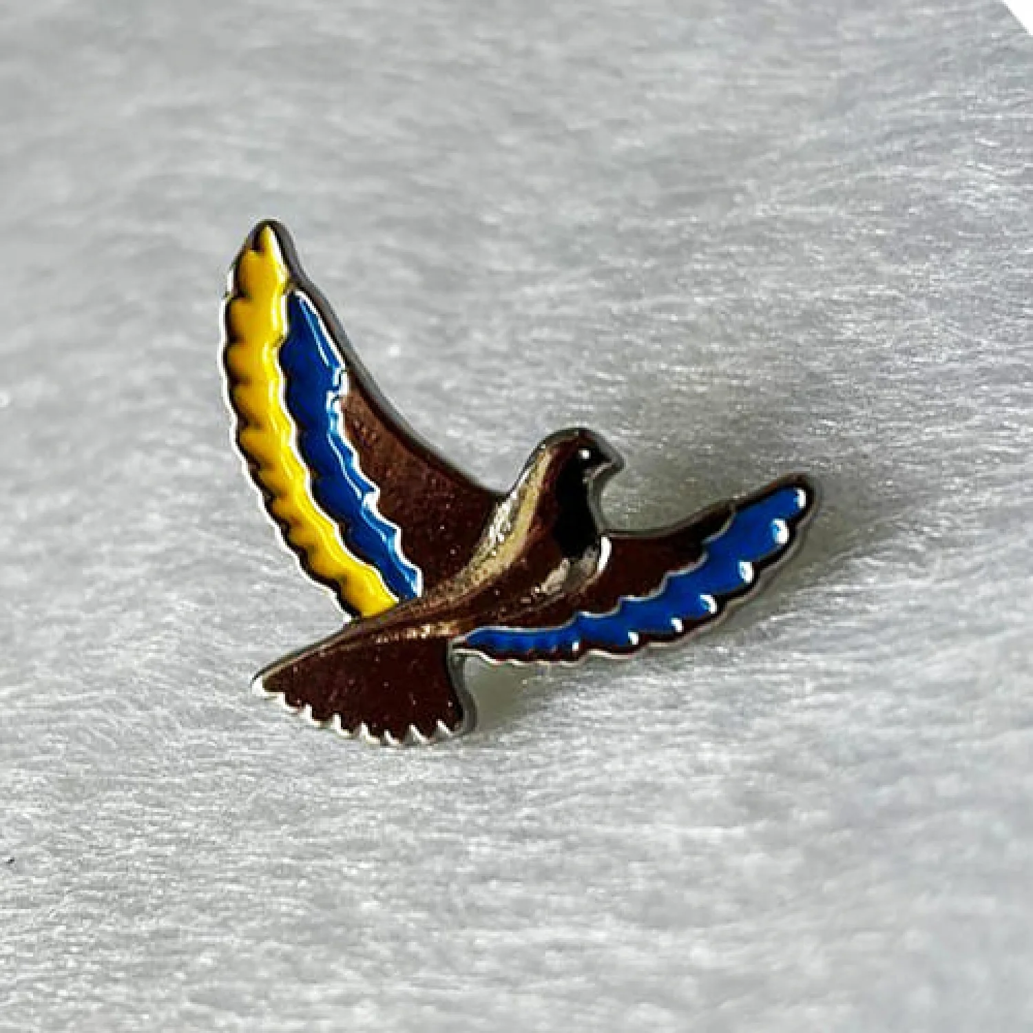 Значок голубя с серебристыми крыльями