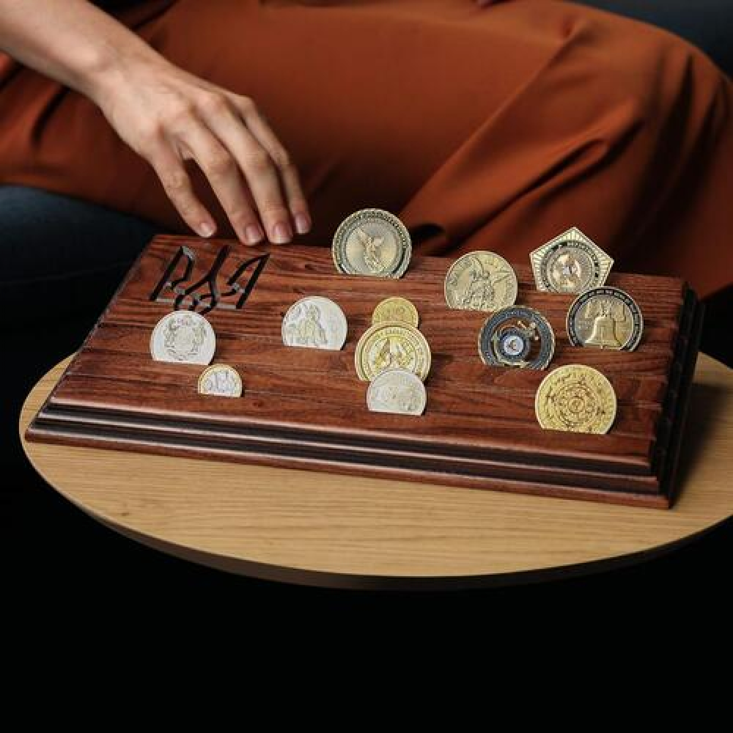 Подставка для коллекционных монет, медалей с гравировкой Трезуб деревянный Коричневый