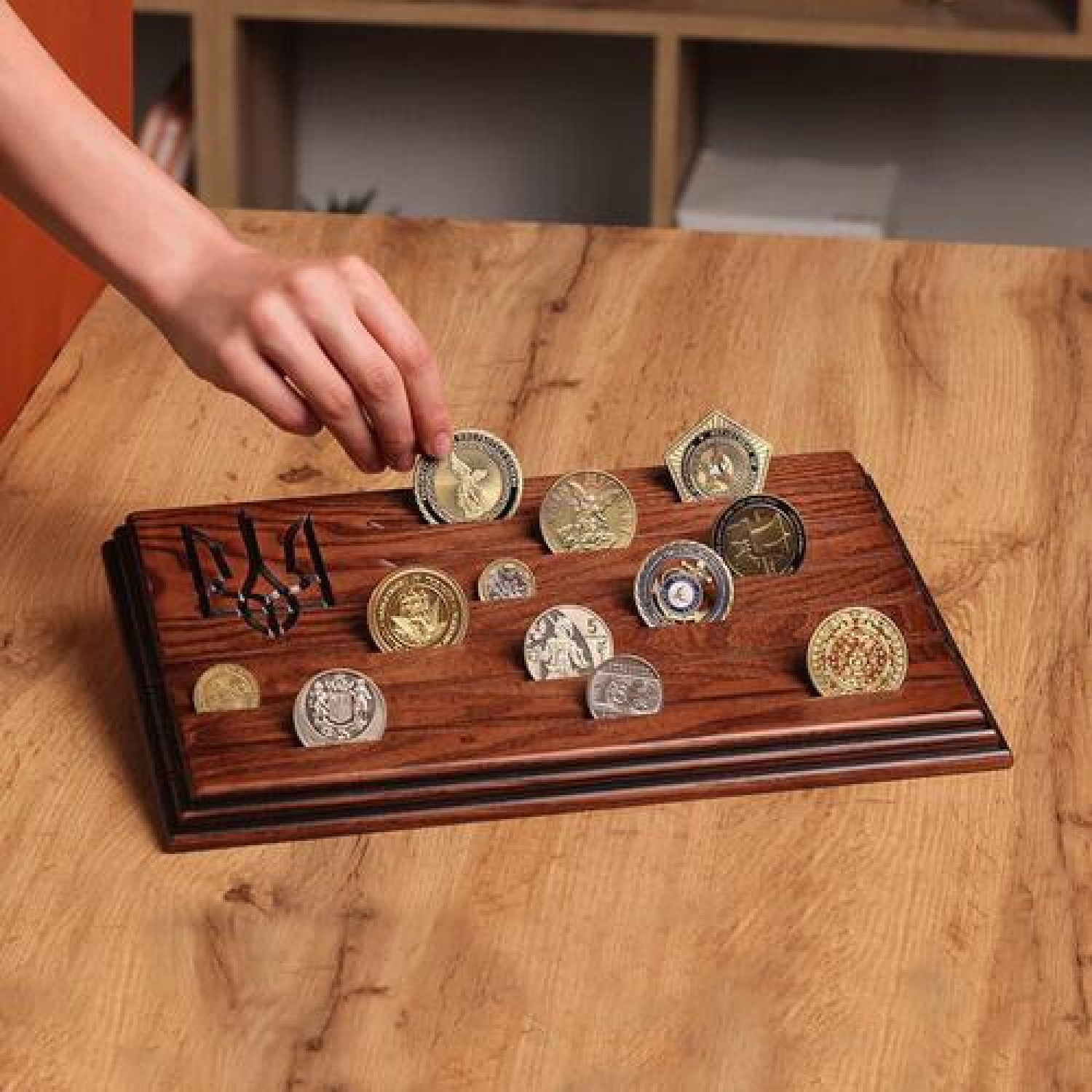 Подставка для коллекционных монет, медалей с гравировкой Трезуб деревянный Коричневый