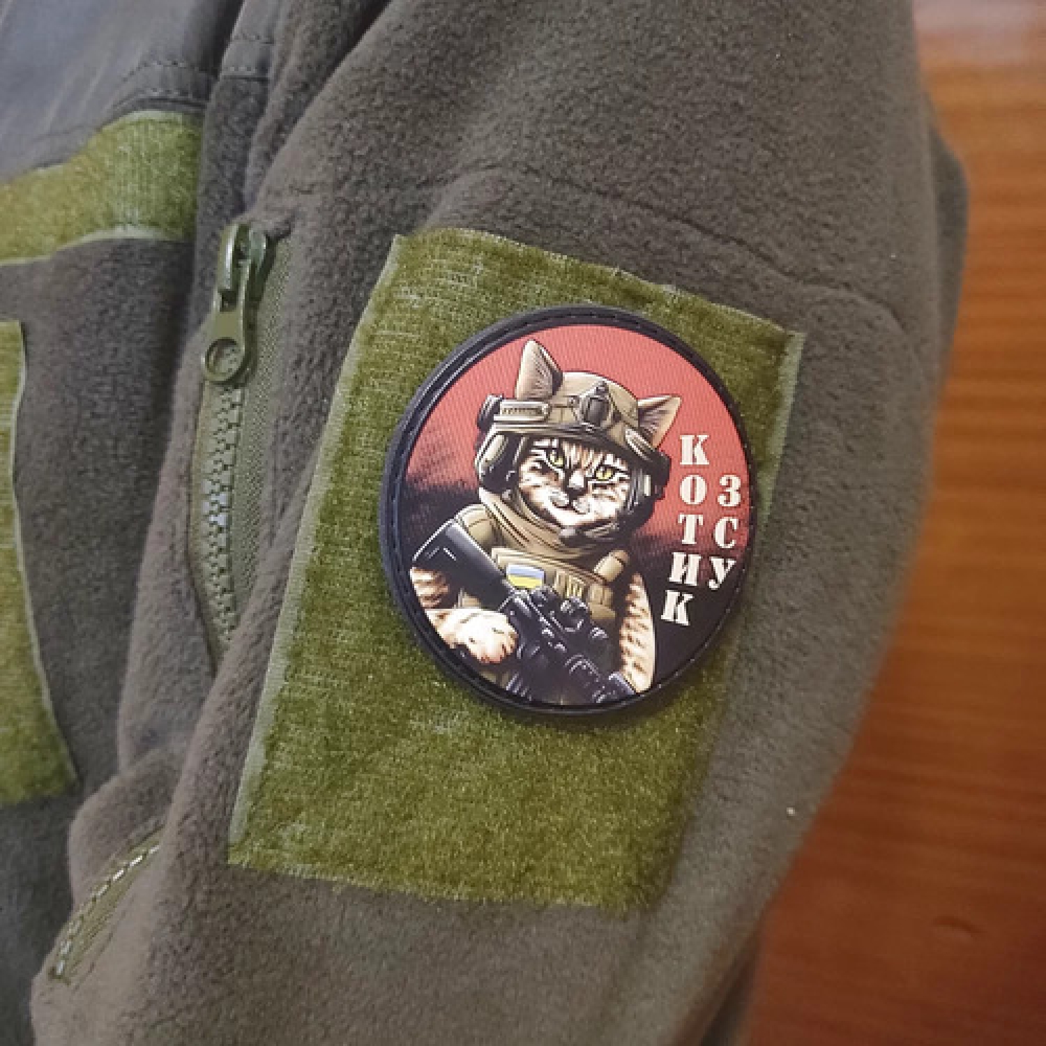 Шеврон Котик ЗСУ червоно-чорний