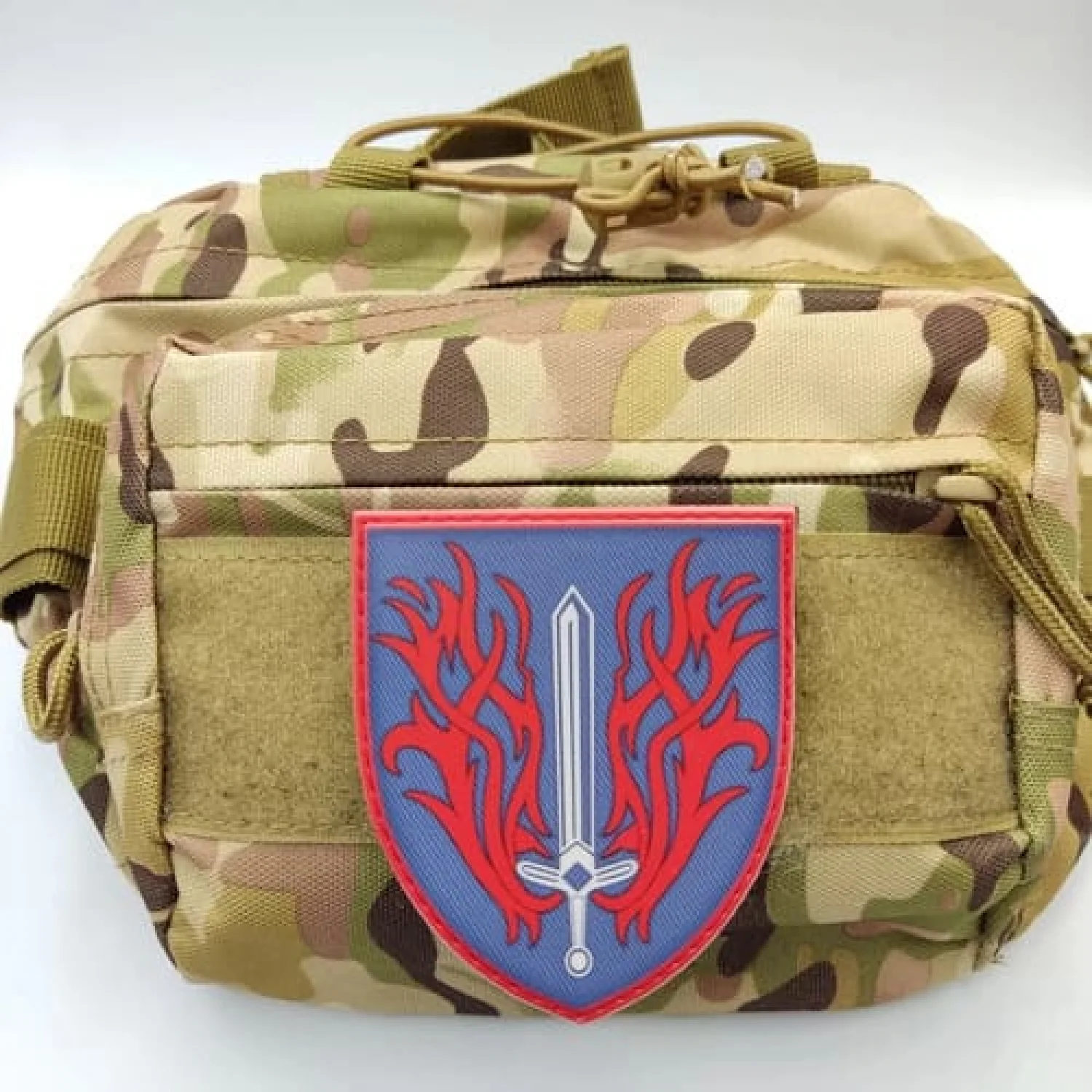 Шеврон Вогнем і мечем червоно-блакитний