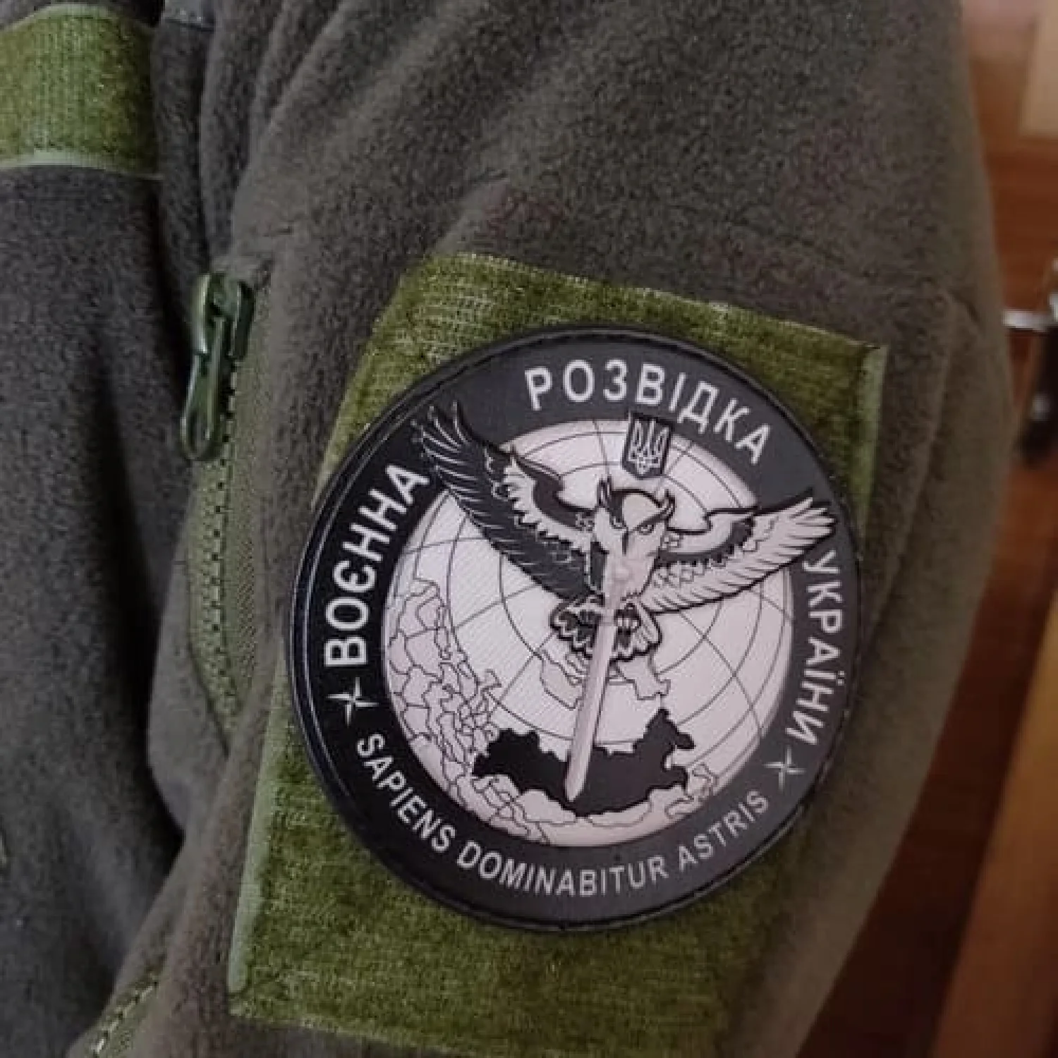 Шеврон Воєнна розвідка України Sapiens Dominabitur Astris