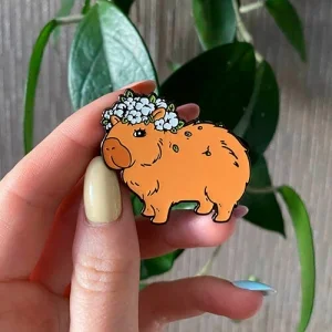 Значок Капибара в веночке с хлопка