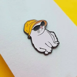 Значок Кіт в жовтій панамі