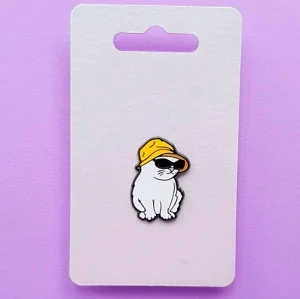 Значок Кіт в жовтій панамі