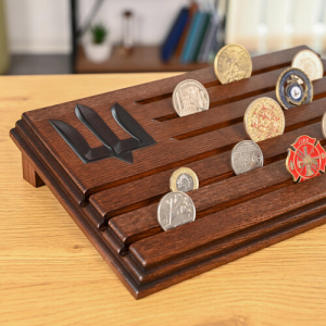 Медальница подставка для коллекционных монет и медалей с гравировкой Трезубец ЗСУ деревянная коричневая