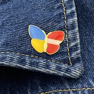 Значок Метелик прапори Україна / Латвія