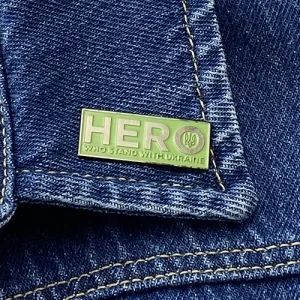 Значок Hero. Who stand with Ukraine