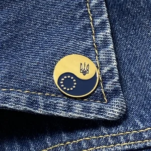 Значок Украина - ЕС круглый.