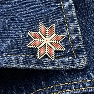 Значок вышиванка-звезда в этно-стиле красная