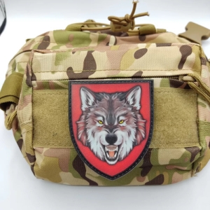 Шеврон Волк на красном