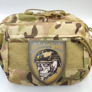 Шеврон череп в шлеме Бойся Бога и ребят из Сум