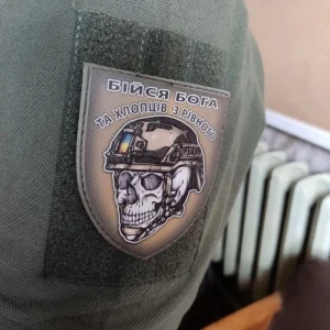 Шеврон череп в шоломі Бійся Бога та хлопців з Рівного