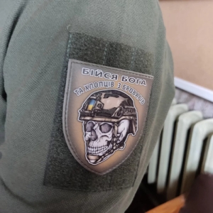Шеврон череп в шоломі Бійся Бога та хлопців з Броварів