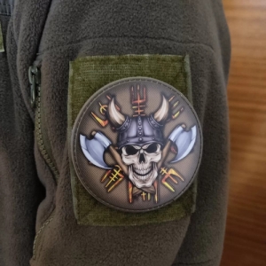 Шеврон Череп в шлеме викинга с топорами