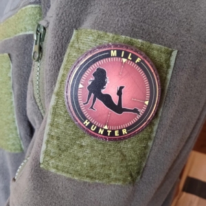 Шеврон Milf Hunter в красном прицеле