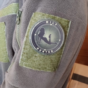 Шеврон Milf Hunter в прицеле олива