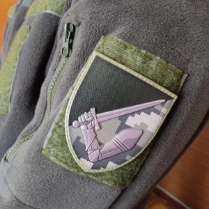 Шеврон рука с мечом 117 ОМБр пиксель