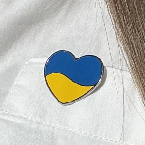 Пін на одяг Велике серце хвиля