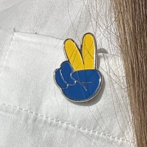 Пін на одяг Рука UA