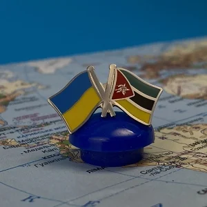 Значок прапори України / Мозамбік