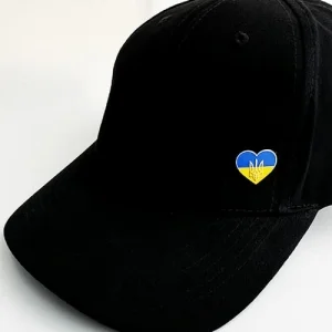 Значок на кнопке на бейсболке Сердце Украины с трезубцем