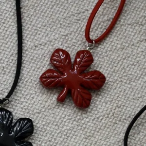 Підвіска Каштан бордо текстура