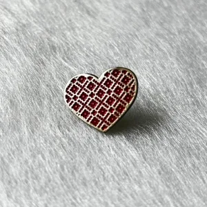 Значок металевий Серце з вишиванки червоний