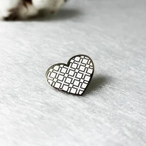 Значок металевий Серце з вишиванки білий