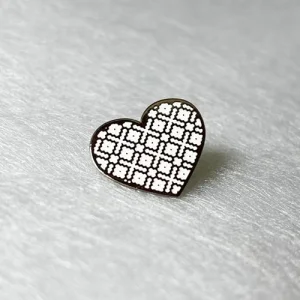 Значок металевий Серце з вишиванки білий