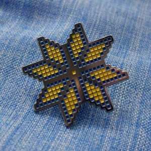 Значок Вышиванка-звезда в этно-стиле желтая