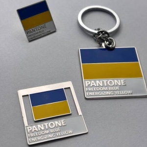 Набір значок + брелок + закладка Pantone freedom/energizing