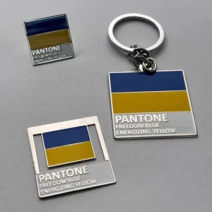 Набір значок + брелок + закладка Pantone freedom/energizing