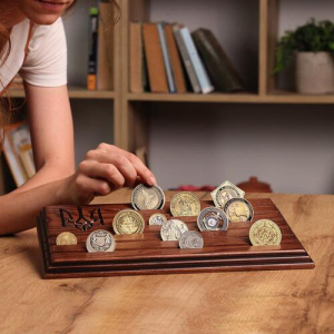 Подставка для коллекционных монет, медалей с гравировкой Трезуб деревянный Коричневый