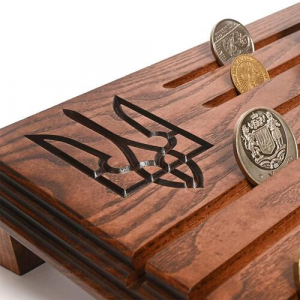 Подставка для коллекционных монет, медалей с гравировкой Трезуб деревянный Коричневый